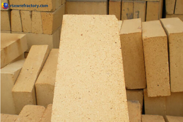 Refractory clay bricks